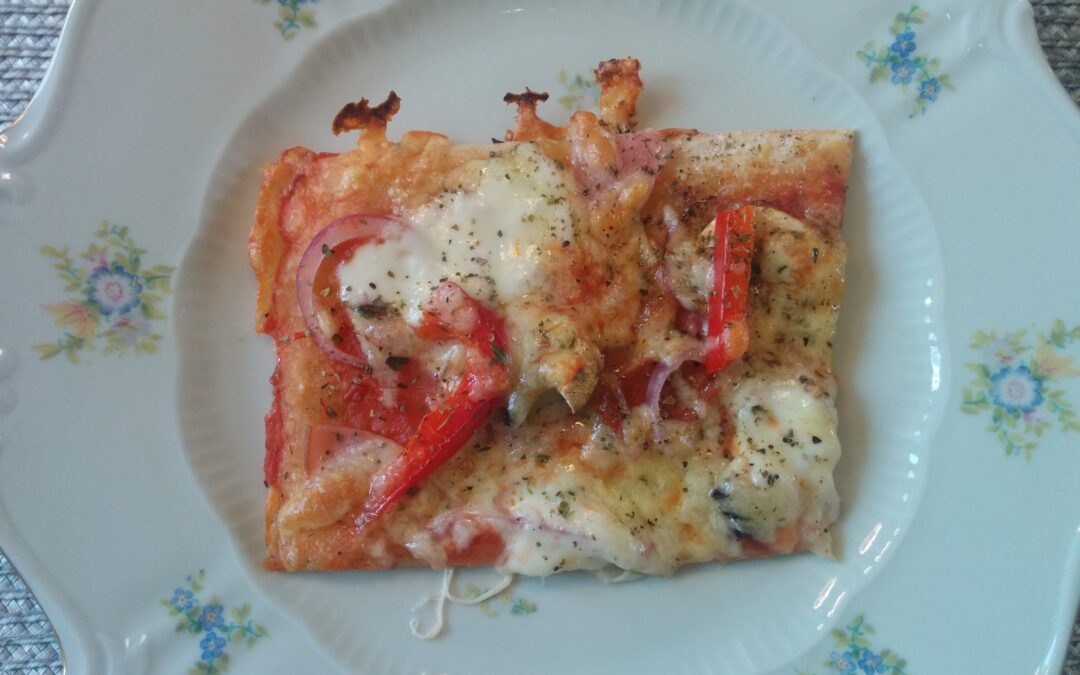 Härlig salamipizza på gammalt porslin